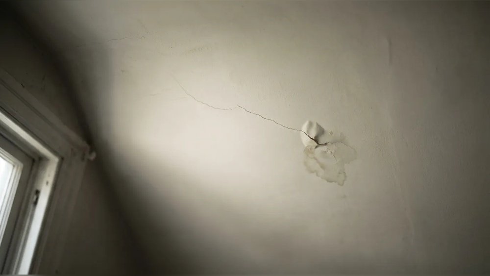 Ceiling Crack Straight Line Meaning