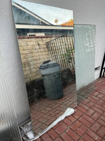 The edge of a tempered glass tabletop being inspected for potential damage.