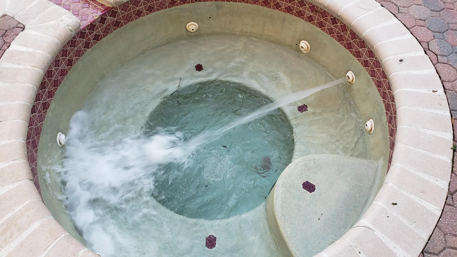 Different approach for swim spa jet placement with dedicated current generator